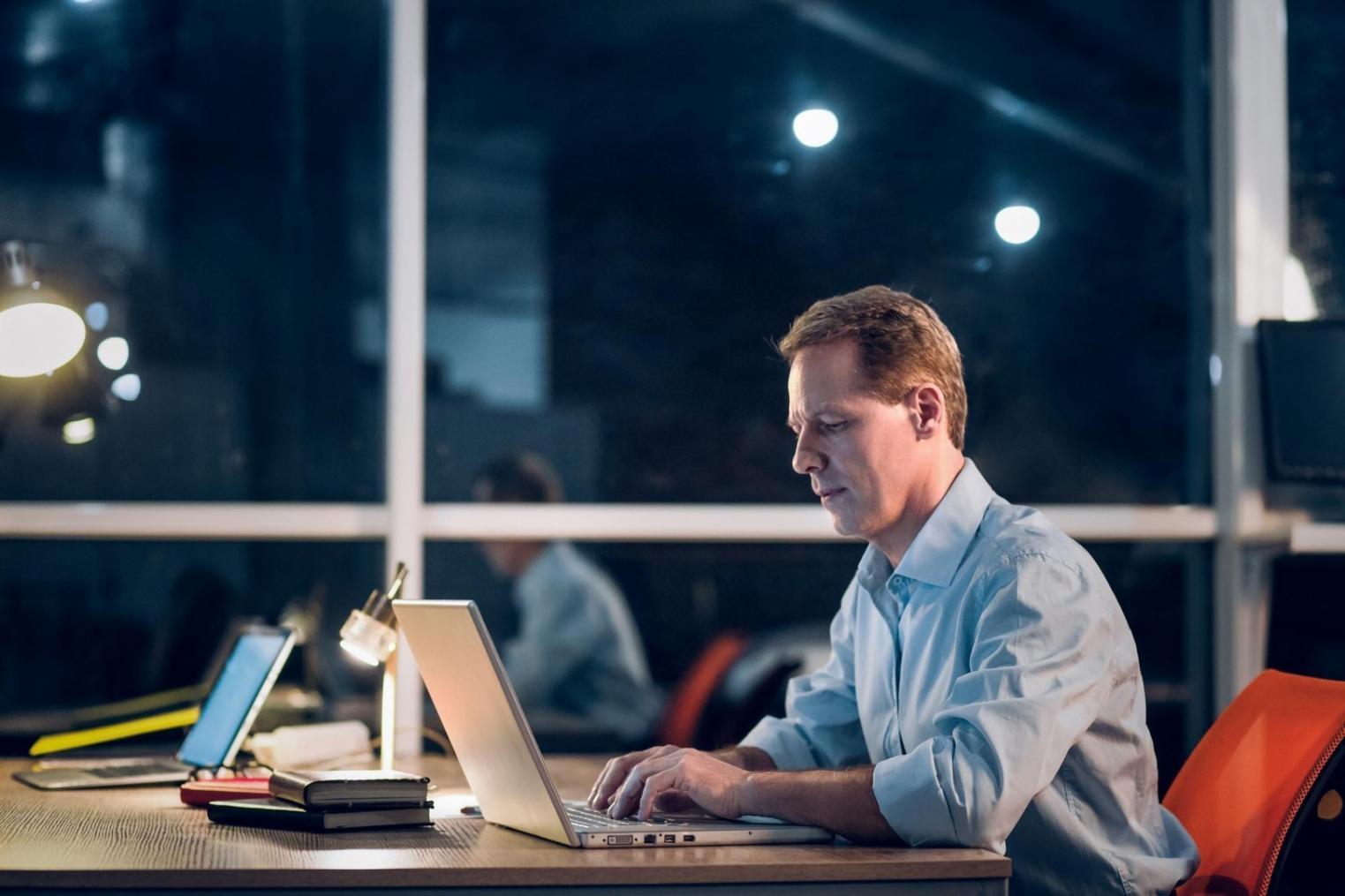 Workspace di web designer con strumenti professionali